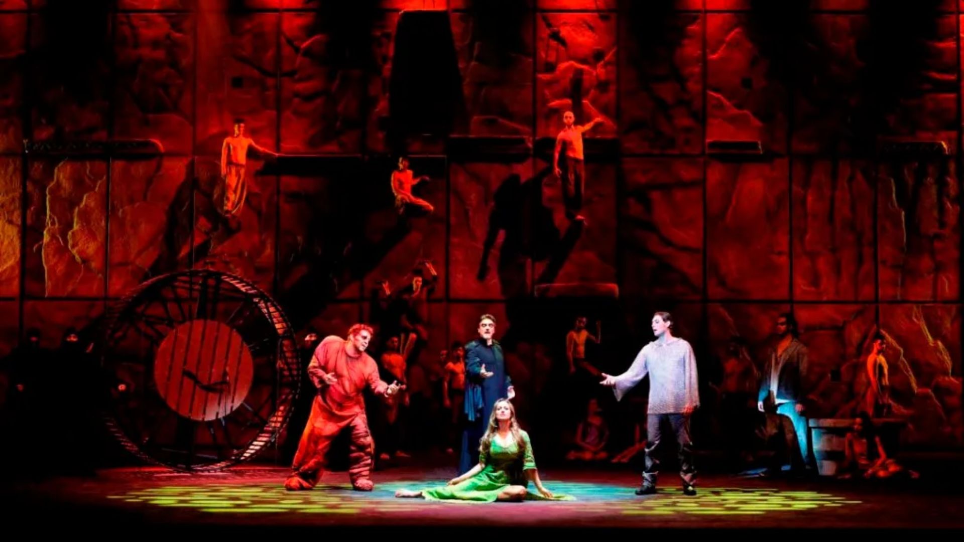 Notre Dame'ın kamburu müzikali ağustos tiyatro oyunları